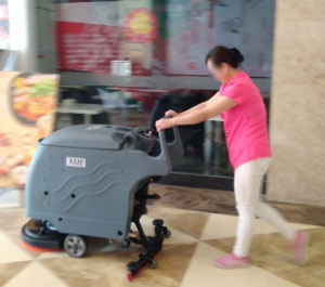 恒茂夢時代廣場物業采購使用X530手推式洗地機